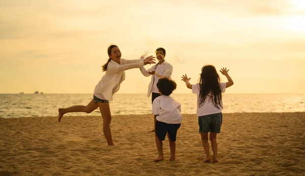 Mutlu Aile Tatilde Sahilde Birlikte Eğleniyor Sahil Seyahatinde Olan Aile — Stok fotoğraf