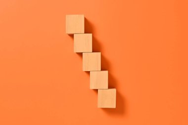 Ahşap küpler iş konsepti, iş süreci, kopyalama alanı, metin ve semboller için tahta blokları olan tahta bloklar, kopyalama alanı olan arka plan için soyut arkaplan oluştururlar. Yüksek kalite fotoğraf