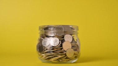 Cam kavanozdaki bozukluklar soyut arka planda azalıyor, finans sektörü yatırımları, büyüyen para, küresel mali kriz, para biriktiren insanlar, para tasarrufu kavramı. Yüksek kalite 4k görüntü