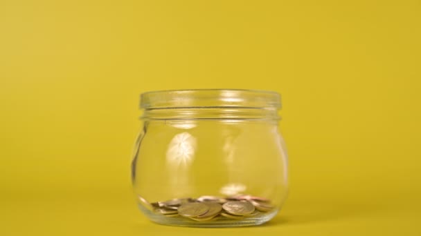 Munten Toenemend Glazen Pot Abstracte Achtergrond Financiële Bedrijfsinvesteringen Groeiende Geld — Stockvideo