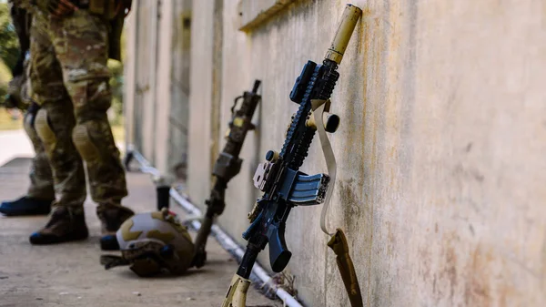 軍事作戦中に敵を前にして攻撃する兵士のスマートなチームワーク 防護戦闘制服を着た陸軍兵士 ライフルを持った兵士 世界の戦場でライフルを持った兵士 — ストック写真