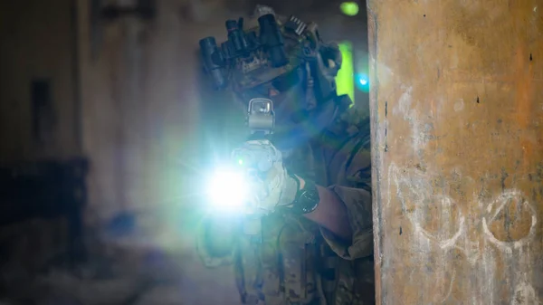 Expert Team Van Soldaten Met Wapens Aanvallen Vijand Tijdens Militaire — Stockfoto