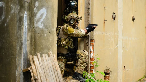 Equipo Experto Soldados Atacando Enemigo Durante Operación Militar Soldados Del — Foto de Stock