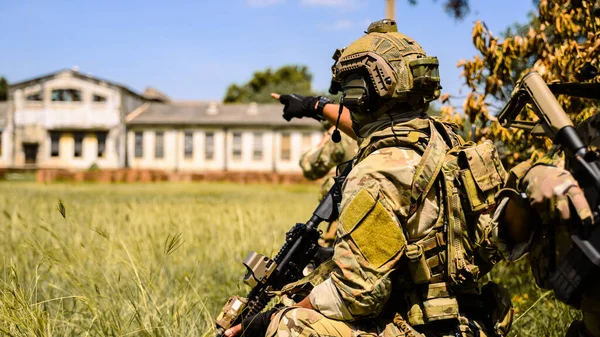 Squadra Soldati Che Corrono Avanti Attaccano Nemico Durante Operazione Militare — Foto Stock