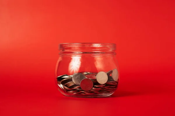 항아리 동전들은 추상적 재정적 성장하는 세계적 사람들 절약하는 절약하는 개념에 — 스톡 사진