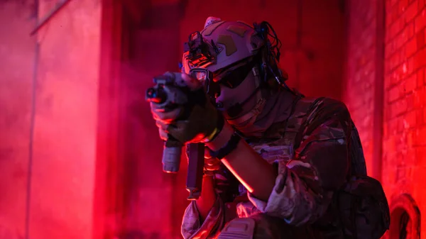 Expertgrupp Med Soldater Med Vapen Som Attackerar Fienden Militära Operationer — Stockfoto