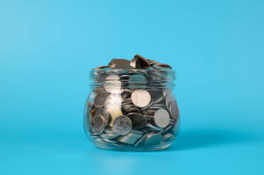 Cam kavanozdaki madeni paralar, finansal iş yatırımları, büyüyen para, para biriktiren insanlar, gelecek için para, para biriktiren konsept. Yüksek kalite fotoğraf