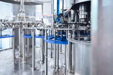 Şişeleme fabrikası işçisi sevkiyattan önce su şişelerinin kalitesini kontrol ediyor. Bitkide kullanılan ters osmoz sistemi. Su saflığı ve şişeleme sürecinde kalite kontrolü. Yüksek kalite fotoğraf.