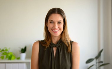 Pazarlama muhasebe müdürü şirkette mutlulukla çalışıyor, yeni bir başlangıç projesi olan iş kadını, tartışma ve analiz veri tabloları ve grafikleri, iş finansmanı ve muhasebe