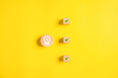 Tahta küplere işaret garanti simgeleri, ISO Uluslararası Standartlaştırma Örgütü ve kalite kontrol sertifikası konsepti, üst düzey hizmet kalite güvencesi imzası içeren sertifika. Yüksek