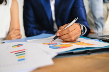 Ofis toplantı odasında mali istatistikler. Masadaki verileri ve grafikleri finanse et. Yüksek kalite fotoğraf