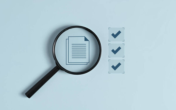 Бумажная иконка бизнес-документа, система управления документами, DMS, онлайн-база данных документов и автоматизированные процессы в управлении файлами, онлайн-поиск и управление файлами базы данных документов