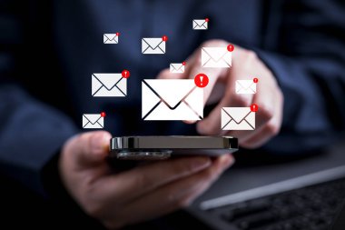 Uyarı ve spam mesajı olan insanlar cep telefonunda spam, akıllı telefondaki spam, akıllı telefondaki virüs, uyarı dolandırıcılığı, Hacker