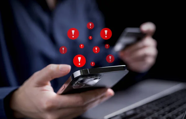 Uyarı ve spam mesajı olan insanlar cep telefonunda spam, akıllı telefondaki spam, akıllı telefondaki virüs, uyarı dolandırıcılığı, Hacker