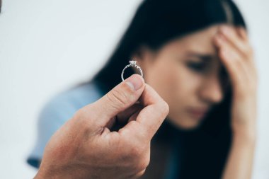 Sorunları olan üzgün ve mutsuz bir çift, evde kavga eden genç bir çift, sorunlarla ilişki, evlilikteki anlaşmazlıklar. Yüksek kalite fotoğraf