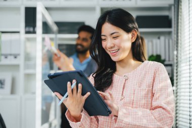 Modern ofiste çalışan mutlu iş adamları, iş ekibi toplantısı ve şirkette beyin fırtınası yapan çalışanlar, iş projesiyle uğraşan dizüstü bilgisayarlar. Yüksek kalite fotoğraf