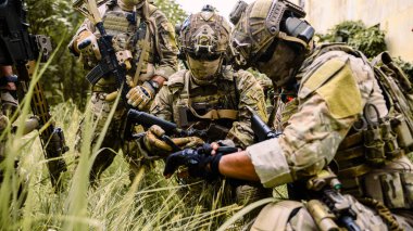 Askeri harekat sırasında ilerleyen ve düşmana saldıran askerlerden oluşan akıllı bir ekip, koruyucu savaş üniformalı askerler, tüfekli askerler, dünya savaş meydanında tüfekli askerler. Yüksek