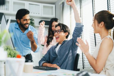 Modern ofiste birlikte çalışan mutlu iş adamları, şirkette iş ekibi toplantısı ve iş projesiyle uğraşan dizüstü bilgisayarları kullanan çalışanlar. Yüksek kalite fotoğraf