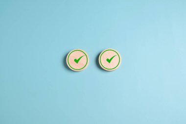 Tahta küpler, ISO Uluslararası Standartlaştırma Örgütü ve kalite kontrol sertifikası konsepti, en iyi hizmet kalitesi güvencesi imzası üzerindeki işaretleme garantisi simgeleri. Yüksek kalite