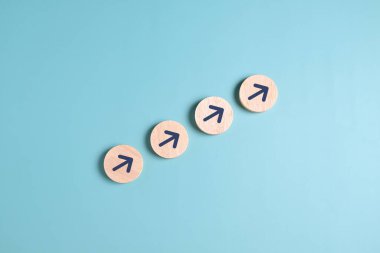 Tahta bloklar, iş büyüme süreci, iş başarısı hedefi ve hedefi, şirket için planlama ve geliştirme konularında ikon ok atın. Yüksek kalite fotoğraf