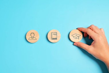 Eğitim ikonu ve mezuniyet şapkası konsepti. Kişi mezuniyet ikonu. Yüksek kalite fotoğraf.