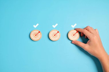 Başarılı hedef arkaplanı. Başarı hedefi ok tahtası. Ok ortadaki tahtaya isabet etti. hedef ve başarı sembolü. Yüksek kalite fotoğraf.