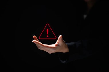 İnternet ağ güvenliği için ünlem işareti ve uyarı işareti, uyarı hatası ve bakım için üçgen uyarı işareti, bilgisayar verilerini yok eden internet virüsleri. Yüksek kalite