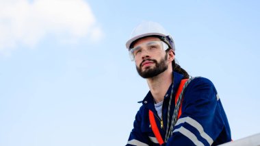 Mühendis kendinden emin çalışıyor. Dışarıda çalışan işçiler çalışıyor. Mega proje inşaatı. Yüksek kalite fotoğraf