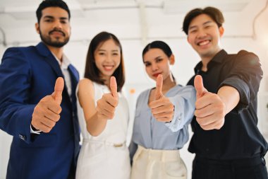 Ofisteki çalışan ekibinin başarılı jesti. Yeni açılan ofis. Çalışanların yeni şirket toplantısı. Yüksek kalite fotoğraf. Yüksek kalite fotoğraf.