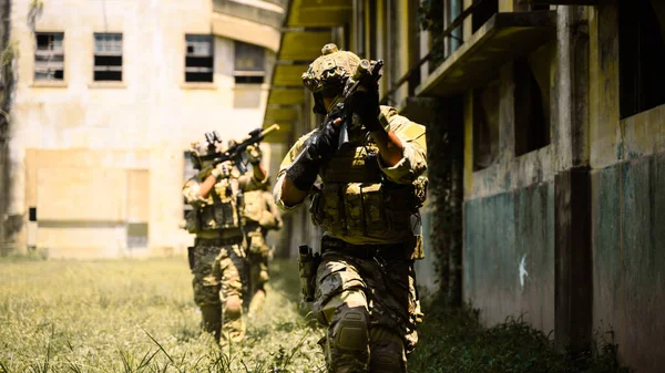 Escuadrón Soldados Corriendo Hacia Adelante Atacando Enemigo Durante Operación Militar —  Fotos de Stock