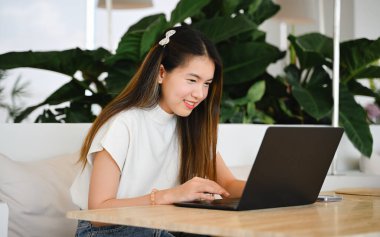 Serbest çalışan bir kadın çalışan bir uçakta dizüstü bilgisayar kullanıyor. Fotoğraf çok kaliteli.