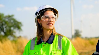 Mühendis kendinden emin çalışıyor. Dışarıda çalışan işçiler çalışıyor. Mega proje inşaatı. Yüksek kalite fotoğraf