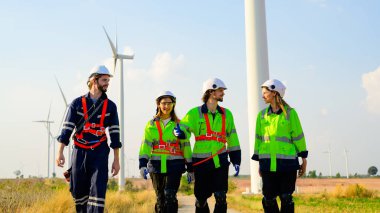 Mühendis kendinden emin çalışıyor. Dışarıda çalışan işçiler çalışıyor. Mega proje inşaatı. Yüksek kalite fotoğraf