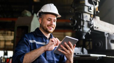 Tamir atölyesindeki motor makinesini kontrol eden makine mühendisi, imalat fabrikasında çalışan tamirci, makine bakım konsepti, yüksek kaliteli fotoğraf