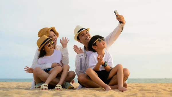 Щасливий Батько Сім Дочка Син Проводять Відпустку Разом Пляжі Сім — стокове фото