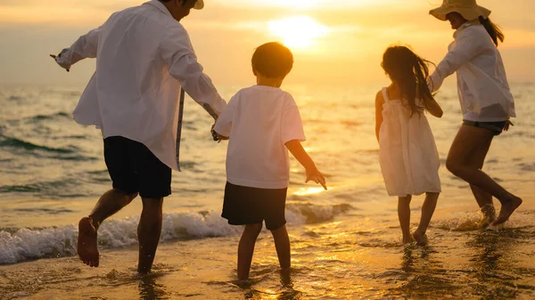Mutlu Aile Tatilde Sahilde Birlikte Eğleniyor Sahil Seyahatinde Olan Aile — Stok fotoğraf