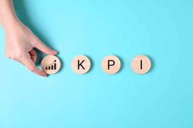 KPI, kilit performans göstergesi, KPI simgesiyle ahşap küp tutan İşadamı, İş Analizi KPI grafiği, iş hedefleri, hedef başarı