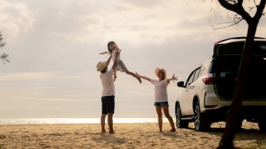 Mutlu aile seyahatleri plajda, aile yazın denizde araba yolculukları, mutlu aile kumsalda birlikte eğlenmeleri yaz tatilinde aile seyahatleri.