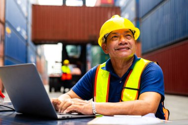 Endüstriyel konteyner deposunda çalışan depo mühendisi, lojistik ve ulaşım, ithalat ve ihracat işi, yüksek kaliteli fotoğraf