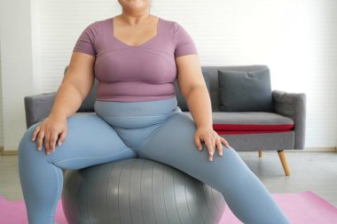 Mutlu tombul bir kadın, mutlu ve hayat dolu iri yarı kadınlar. Günlük rutinlerin güzelliğini ve beraberinde getirdiği mutluluğu kucakla..