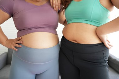 Mutlu tombul bir kadın, mutlu ve hayat dolu iri yarı kadınlar. Günlük rutinlerin güzelliğini ve beraberinde getirdiği mutluluğu kucakla..