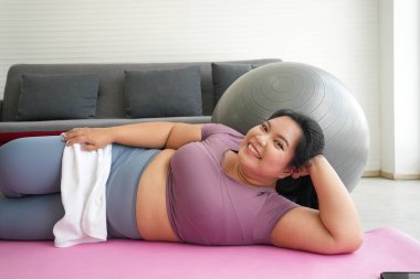 Mutlu tombul bir kadın, mutlu ve hayat dolu iri yarı kadınlar. Günlük rutinlerin güzelliğini ve beraberinde getirdiği mutluluğu kucakla..