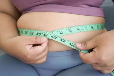 Mutlu tombul bir kadın, mutlu ve hayat dolu iri yarı kadınlar. Günlük rutinlerin güzelliğini ve beraberinde getirdiği mutluluğu kucakla..