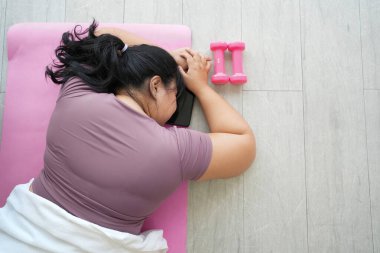 Mutlu tombul bir kadın, mutlu ve hayat dolu iri yarı kadınlar. Günlük rutinlerin güzelliğini ve beraberinde getirdiği mutluluğu kucakla..