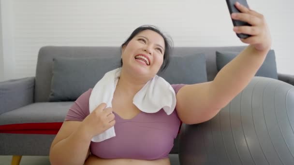 Glückliche Pummelige Frau Glückliche Und Temperamentvolle Size Frauen Umarmen Sie — Stockvideo