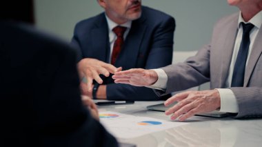 Profesyonel işadamı lideri iş arkadaşlarıyla konuşuyor, dinliyor, beyin fırtınası yapıyor, proje hazırlıyor ve konferans odasında hazırlanıyor.