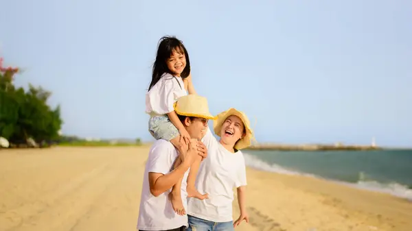 Happy Family Travel Beach Family Car Road Trip Sea Summer — Stock Photo, Image