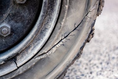 Lastik yan duvarını hasarlı kapat, konteynır sahasında araba lastiği hasarı, lojistik ve ulaşım, ithalat ve ihracat işi, yüksek kaliteli fotoğraf