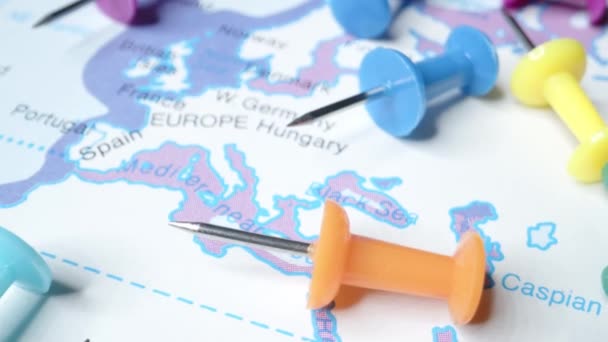 Barevné Pushpins Mapě Evropy — Stock video