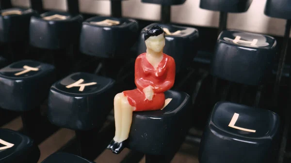 Eine Frau Rot Sitzt Auf Einem Schreibmaschinenschlüssel Stockbild
